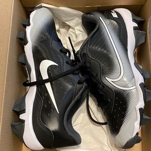 Never warn, still in the box Nike size 1 1/2 Y cleats